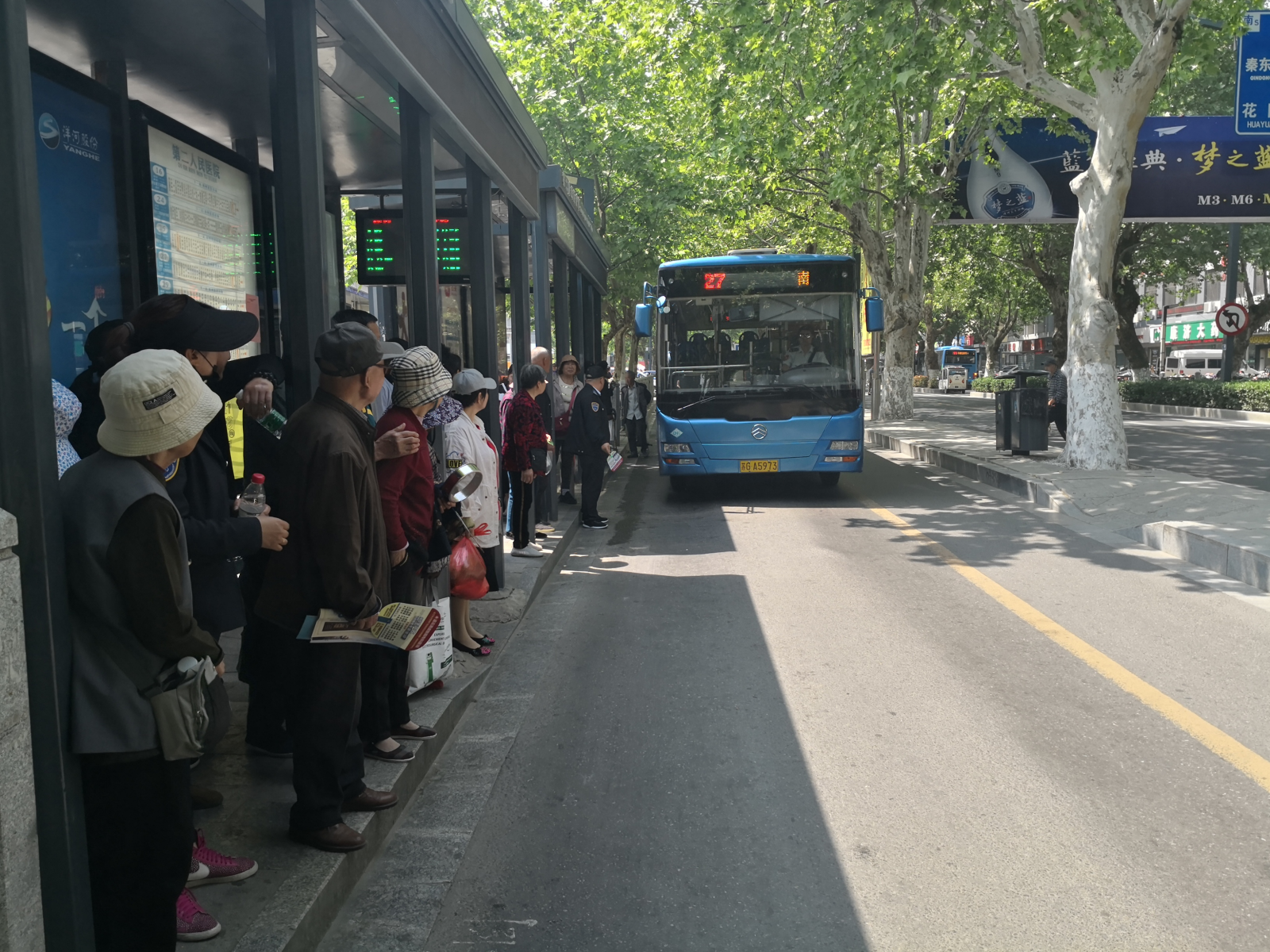 公交集團(tuán)加強(qiáng)白虎山廟會(huì)現(xiàn)場(chǎng)安全管理  確保市民安全出行